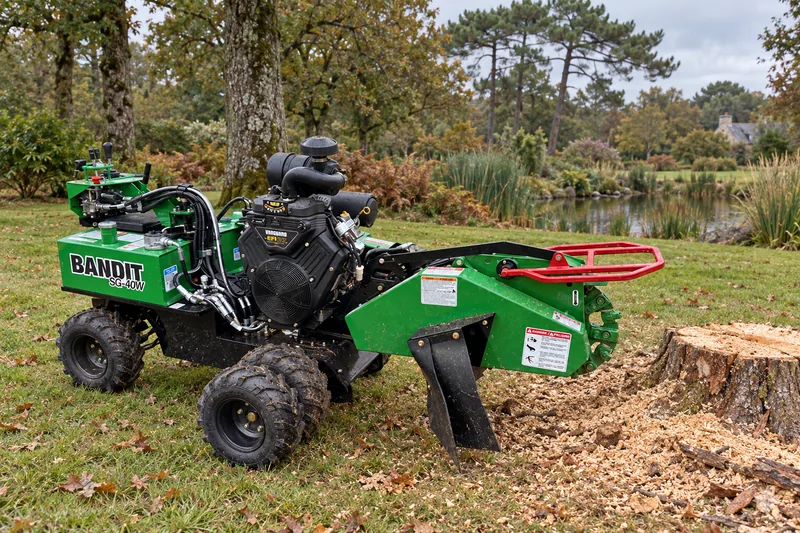 Illustration : Bandit SG-40W dans un jardin arboré de pins, avec un étang à distance